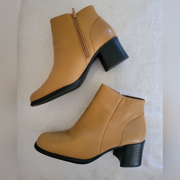 White Mt tan Fairchild ankle zipper boot, new never worn, size 8 1/2 medium - Picture 2 of 7